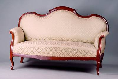 Spätbiedermeiersofa, süddeutsch, um 1845/50, Nußbaum auf Mahagoni gebeizt, sek. gestrichen, Polsterung um 1900, Bezüge 60er Jahre, Nagelverz., ...