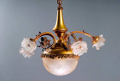 Deckenlampe, Frankreich, um 1890-95, Messingmontierung, fünf Brennstelen, Schirme in floralem Dekor, diese später, Elektrifizierung nicht geprüft, ...