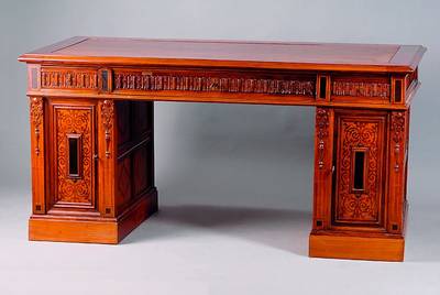 Schreibtisch, deutsch, um 1880/90, WH/HH, Nußbaum/Wurzelnußfurnier, eklektiz. Stil m. st. Renaissanceeinfluss, kompl. auf Rahmen gearb., aufges. ...