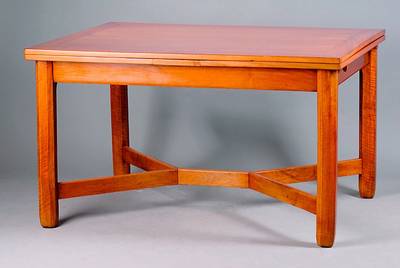 Ausziehtisch, wohl Frankreich, um 1930, Art -Deco, Nußbaum massiv, ausziehbar an beiden Seiten, Beine vielfach facett., in sich verschränkt, ...