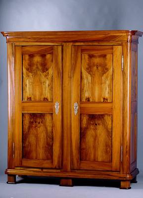 Dielenschrank, Pfalz, um 1830/40, Nußbaum massiv, a. Rahmen gearb., Inlets Wurzelnußfurnier dopp. gesp. verlegt, Kopfleisten 4-fach getreppt, ...
