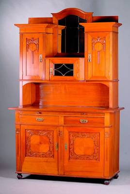 Aufsatzbuffet, deutsch, um 1910, Jugendstil,Mahagoni auf Eiche, zweiteilig, Unterteil 2 -türig m. 2 integr. Schubladen, Schnitzereien a.d. Vollholz, ...