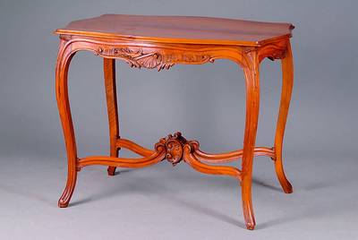 Salontisch, Frankreich, um 1880-90, Nußbaum massiv/furniert, kanellierte geschwungene Beine, Zarge u. Mittelverstrebung geschnitzt m. Rocaillen u. ...
