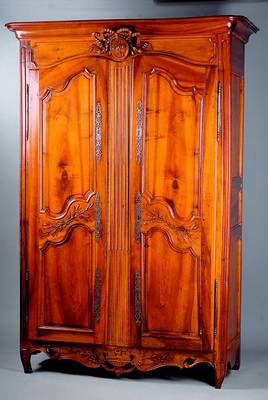 Dielenschrank, Arles, um 1780/90, sog. Armoire Arlesienne, Nußbaum massiv, mit Olivenzweigschnitzereien, Beschl. sek., Füße l. gekürzt, Zarge in ...