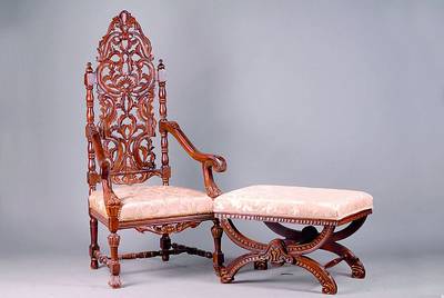 Prunkarmlehnstuhl m. Hocker, Niederlande, um 1880/90, Buche massiv, eklek. Stil, Beine verschränkt, Armlehnen in Rocaillen auslaufend, Rücken in ...