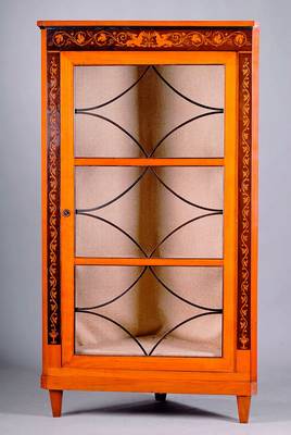 Eck-Vitrine, deutsch, Raum Dresden, um 1870-1890, nach dem Vorbild um 1810, Weichholzkorpus mit Kirschbaumfurnier, Seiten mit Schablonenmalerei, st. ...