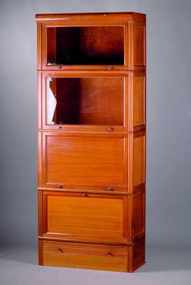 Bibliotheksschrank, deutsch, um 1910, 5-teilig, Nußbaum massiv/Furnier, aufeinandersetzbar, kombinierbar, 2 Teile verglast, sehr praktisch, 1 ...