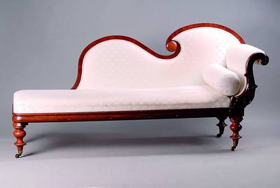Recamiére, England, um 1850/60, Mahagoni massiv/Furnier, gedrechselte Balusterbeine auf Rollen, Zierleiste doppelt getreppt, Oberteil rechts ...