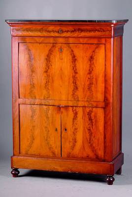 Schranksekretär, Baden, um 1840/50, Korpus WH, auf Rahmen gearb., Pyramidenmahagoni einfach u. doppelt gesp. verlegt, orig. Füße, 2-türig, 1 ...