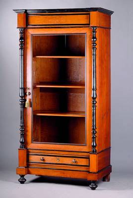 Wäscheschrank, wohl Frankreich, um 1880/90, Korpus Eiche massiv, Wurzelnußfurnier gesp. verlegt, Risalite m. freistehenden Säulen, diese ...