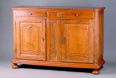 Anrichte, Elsass/Lothringen, 1780-1820, Eiche massiv, auf Rahmen gearb., Inlets einfach getreppt, Schnitzarbeit vielfach geschweift u. getreppt, ...