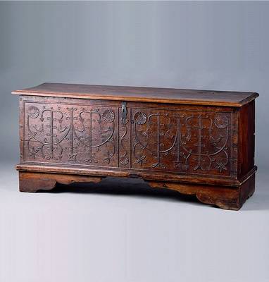 Truhe, südwestdeutsch, evtl. Bodenseegegend, um 1800/10, Nußbaum massiv, Front reich geschnitzt m. Vogel u. Blütenmotiven, sog. Hochzeitstruhe, ...