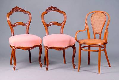 Fünf Stühle, süddeutsch, wohl Pfalz, um 1840/50, Nußbaum massiv, sog. Löffelstühle, allseitig geschweift, geschnitzt u. gerieft, ...