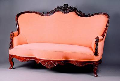 Couch, deutsch, um 1880/90, Korpus z.T. WH/Palisander massiv, allseitig geschweift, reich geschnitzt, rest., schwere Qualität, Gebr.-Sp., ca. ...