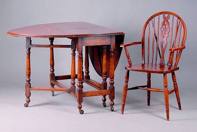 Sitzgruppe best. aus Oblongtable und 4 Armlehnstühlen, England, um 1900/20, Eiche massiv, Tisch beidseitig abklappbar, Beine gedrechselt, dazu 4 sog ...