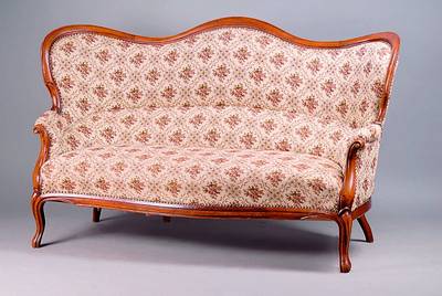 2-Sitzersofa, westdeutsch, 2. Barock, um 1835/40, Gestell Nußbaum/WH, gerieft, in sich 3-fach gebogt, Rücken passig, Bezüge 60erJahre, Nagelverz., ...