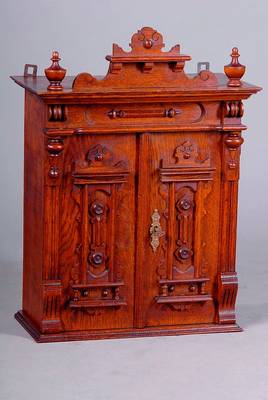 Hängeschränkchen, deutsch, um 1880/90, Gründerzeit, Eiche massiv, Schauseite m. Zierleisten bzw. Appliken im Renaissancestil, Risalite vielfach ...