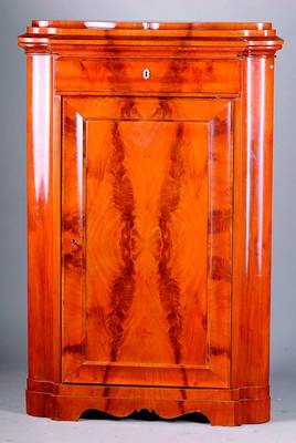 Eckschrank, Berliner Raum, um 1860, Korpus WH/HH, Pyramidenmahagoni gesp. verlegt, Seiten geschweift, Kopfteil 4-fach getreppt, Fuß passig, alt ...