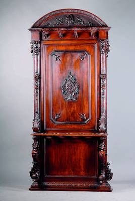 Garderobe, wohl Frankreich, um 1890, Nußbaum z.T. massiv, dunkel gebeizt, auf Rahmen gearb., Zierleisten doppelt u. 3-fach getreppt, Schnitzereien ...