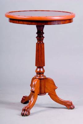 Beistelltisch, England, um 1870/80, Nußbaum,Palisanderfurnier, Säule vielfach gedrechselt u. gerieft, 3 Auslegerbeine, Tatzenfüße, Platte m. ...