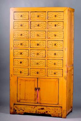 Chinesischer Apothekerschrank, nach dem Vorbild des 19. Jhd., WH gelb lackiert, 21 -schübig, 2-türig, alle Schubladen in sich 8 -fach gefeldert, ...
