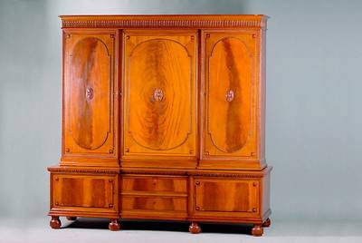 2-teiliger Aufsatzschrank, deutsch, um 1920/25, Korpus HH, Pyramidenmahagoni doppelt gesp. verlegt, im sog Sheratonstil, aufgesetzte Rosetten u. ...