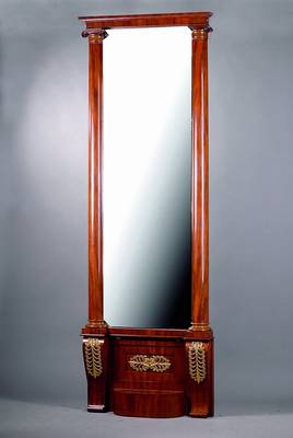 Spiegel m. Konsolenaufsatz, wohl Frankreich, um 1840/50, Korpus WH, Pyramidenmahagoni gesp. verlegt, Halbsäulen m. ionischen Kapitellabsätzen, ...