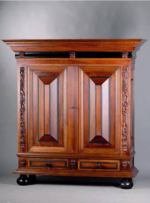 Dielenschrank, Niederlande, 60er Jahre, nach dem Vorbild v.1680, Eiche massiv, sog. Kissenfüllungen, aufgesetzte Zierleisten m. Früchte u. ...