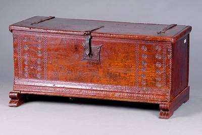 Bäuerl. Truhe, mitteldeutsch, um 1800, Eiche massiv, Zierleisten gerieft, Flachschnitzereien in Rosetten u. Ziegelform, Fußleisten sek., ...