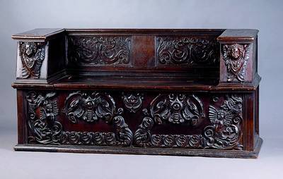 Sitzbank, nach italienischen Vorbild des 16. Jh., z.T.aus alten Teilen um 1880 neu zusammengesetzt, Eiche mass.dunkel gebeizt, Rocaillen ...