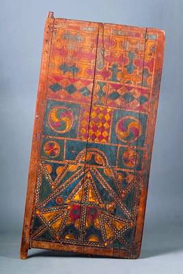 Tür eines Getreidespeichers, Timbuktu/Mali, 19.Jh., lindenartiges Holz, abstr. arabeske Linierung, Sonnenzeichen u. Maskenansätze, schwundrissig, ...