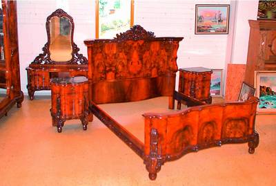 Prunkschlafzimmer, Frankreich, um 1945/50, Korpus WH, kaukasisch Nußbaum doppelt u. 4 -fach gesp. verlegt, wellenartige Anordnung vielfach ...