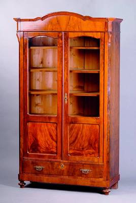 Vitrinenschrank, süddeutsch, um 1860, Front auf Rahmen gearbeitet, Wurzelnußfurnier gesp.verlegt, integr. Schublade, Kopf 3-fach geschweift, ...