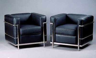 Sessel, nach Vorbild v. Corbusier, um 1928/32 , Gestell Eisen verchromt, allseitig gesteckt, Kanten paspoliert, schwarzer Lederbez, l. Gebr.-Sp., ca. ...