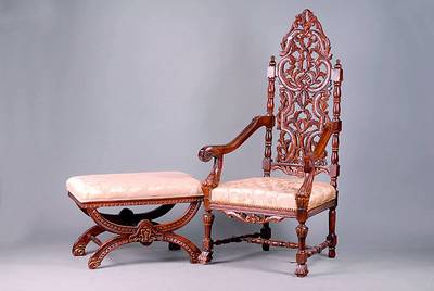 Prunkarmlehnstuhl m. Hocker, Niederlande, um 1880/90, Buche massiv, eklek. Stil, Beine verschränkt, Armlehnen in Rocaillen auslaufend, Rücken in ...