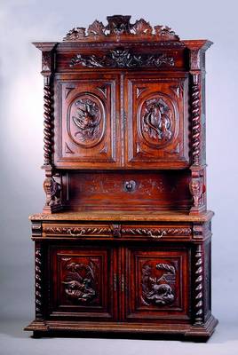 Wohnzimmerschrank, Frankreich/Belgien, um 1890, aufgelegte Schnitzerei mit Wildgetier, z.T.vollplastisch, starke Gebr.-Sp., alt belassen, ...