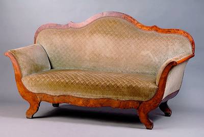 2-Sitzersofa, süddeutsch, wohl Pfalz, um 1835/40, Korpus WH, Wurzelnußfurnier, allseitig geschweift, Polsterung u.Mohair- Bezüge (in sich ...