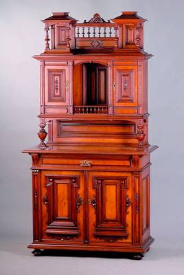 Aufsatzschrank, Frankreich, um 1880/90, Korpus WH/HH, Wurzelnußfurnier gesp. verlegt, z.T. in Grätenform, sog. Tabernakelstil, aufges.Zierleisten, ...
