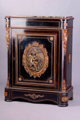 Eintüriger Schrank, Frankreich, Napoleon III, um 1870, Edelholz schwarz gelackt, eingelegte Metallintarsien, abgerundete Ecken, Bronzeappliken, ...
