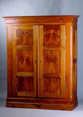 Schrank, Pfalz, um 1830/40, Kirschbaum massiv, auf Rahmen gearb., sog. Brezelfüllungen, diese kirschbaumfurniert gesp.verlegt, teilrest., Gebr.-Sp., ...