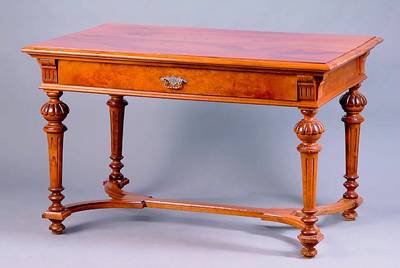 Tisch, süddeutsch, um 1890/1900, Korpus WH, Wurzelnußfurnier gesp. verlegt, Auflegeplatte Nußbaum, schönes Furnierbild, integr. Schublade, ...