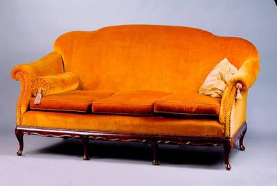 Couchgarnitur, im sog. Chippendalestil, 30er J., best. aus Sofa u. 2 Sesseln, Gestell Nußbaum dunkel gebeizt, lose Sitzkissen, Bezüge 60/70er J., ...