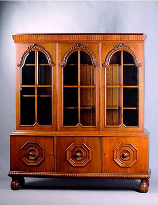 Bücherschrank, deutsch, um 1908, Eiche/Eichefurnier, z.t. gespiegelt verlegt, drei facettierte Glasfenster, Unterteil leichthervorragend, Gebr.-sp., ...