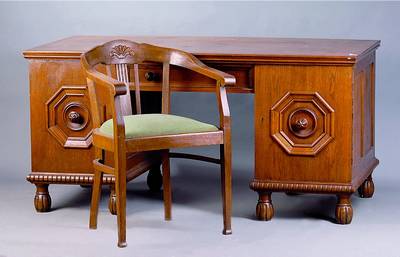 Schreibtisch, deutsch, Jugendstil, um 1908/09, Eiche mass., Eichefurnier, rechte Seite mit Schubladen, linke Seite Fächereinteilung, integrierte ...