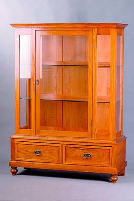 Vitrine, deutsch, um 1928/29, massiv Nussbaum, facettierte Glassscheiben, praktische Inneneinteilung, zwei Einlegeplatten, diese verstellbar, ...