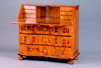 Schrägklappensekretär, süddeutsch, um 1750/ 60, Korpus WH, Nußbaumwurzelfurnier doppelt u.4-fach gesp.verlegt, z.T.querfurniert, 3- schübig, ...