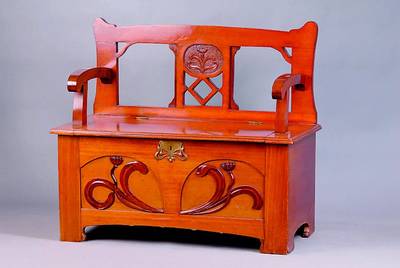 Truhenbank, deutsch, um 1898/1900, Mahagoni z.T.massiv, aufgelegte Zierteile im floralem Jugendstil, zeitlos elegant, Umrandung in Durchbrucharbeit, ...