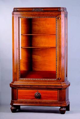 Vitrine, deutsch, um 1910, später Jugendstil, Korpus Eiche/Urwaldholz, Eichefurnier, Schublade m.Rosettengriff, Kopfleiste 3-fach getreppt, ...