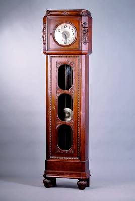 Standuhr, deutsch, um 1910, Eichengehäuse/ Furniergehäuse, reich mit Schnitzarbeiten in den abgeschrägten Ecken oben, mit halb- plastischen ...