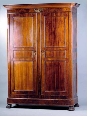 Dielenschrank, Frankreich, Burgund, um 1820, Korpus Eiche massiv, Wurzelnuß/ Kirschbaumfurnier, Zierleisten 3-fach getreppt, Inlets gespiegelt ...